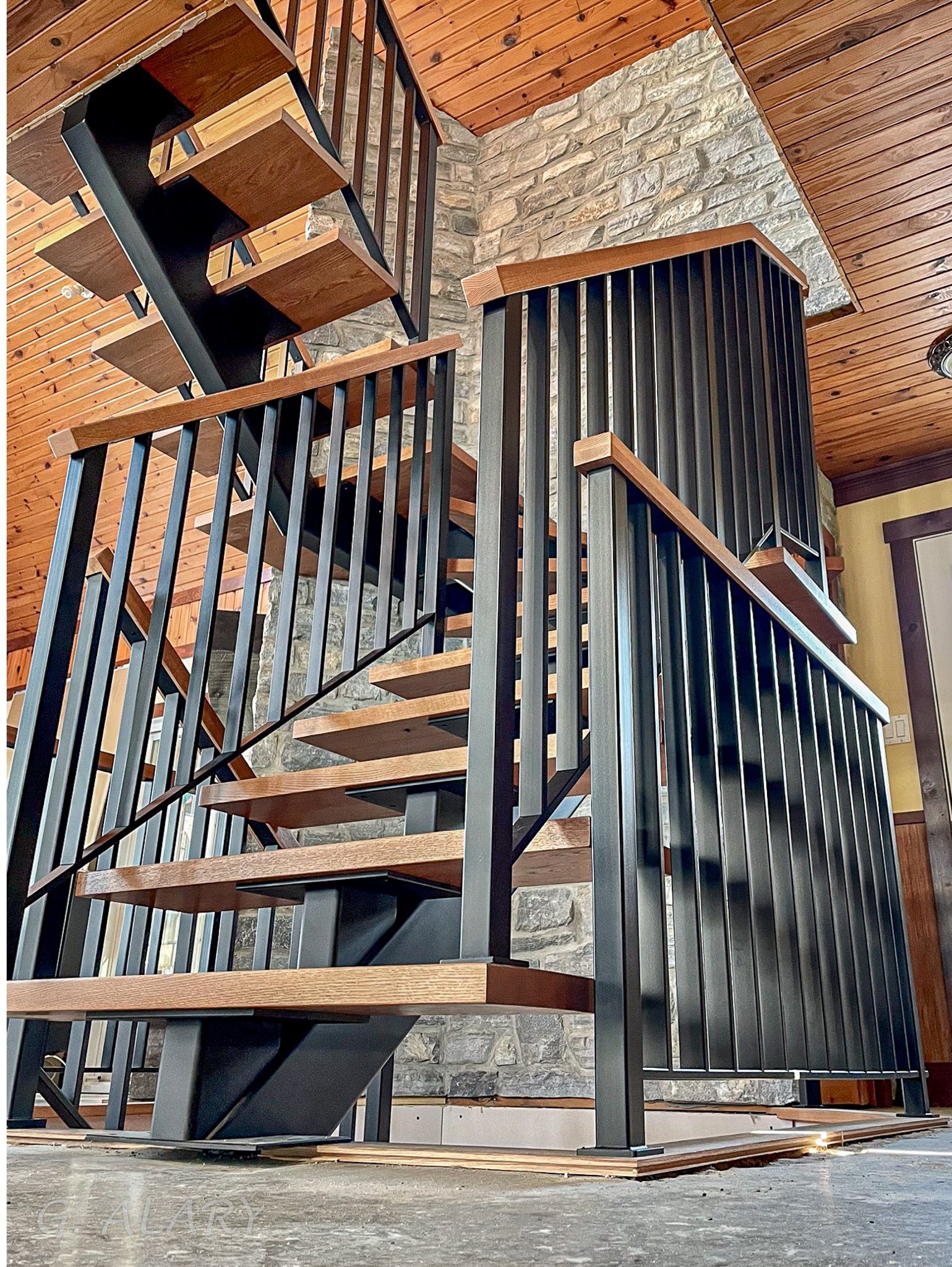 Escalier sur mesure Escalier sur mesure design personnalisé limon d'acier central main courante en bois