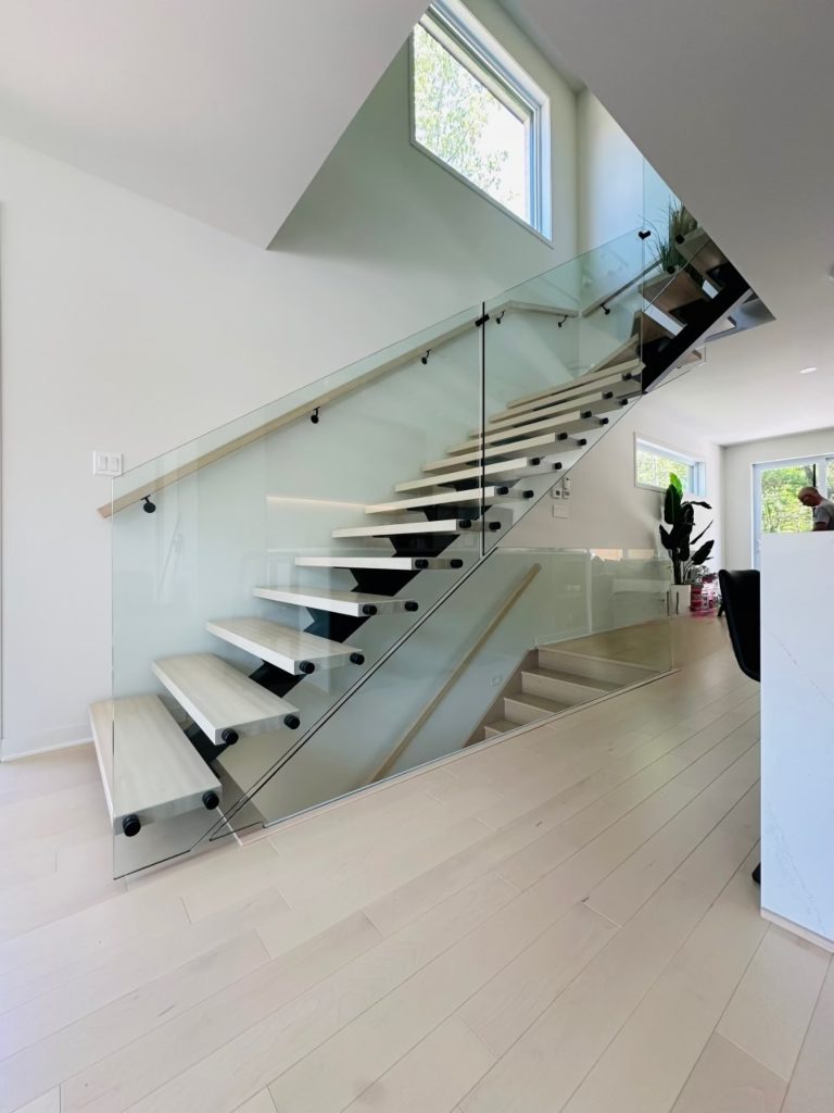Escalier sur mesure Escalier sur mesure design personnalisé limon d'acier central main courante en bois