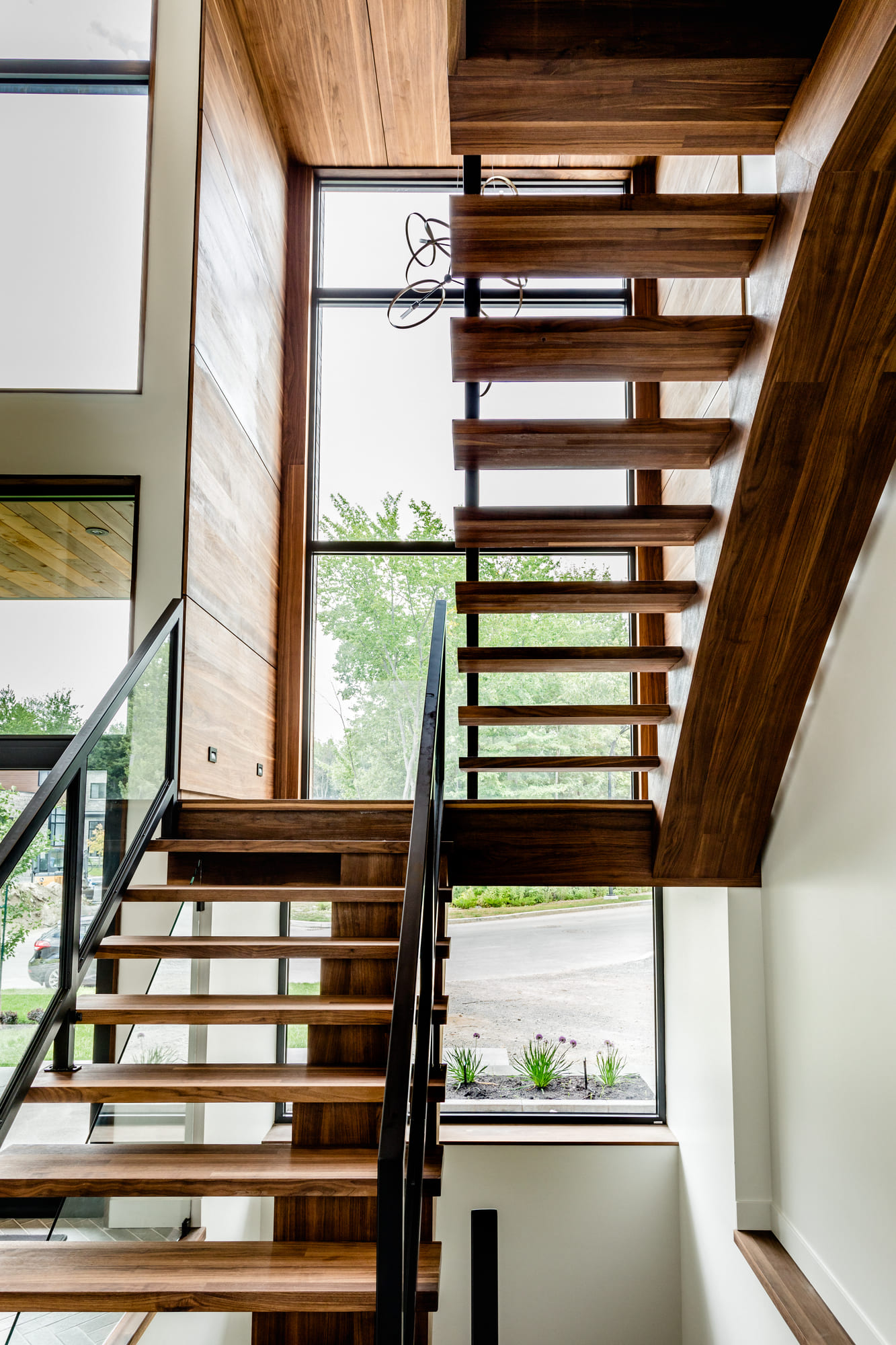 cage-escalier-structure-acier-garde-corps-noyer-finition-vernis-moderne-saint-sauveur (1) (1)