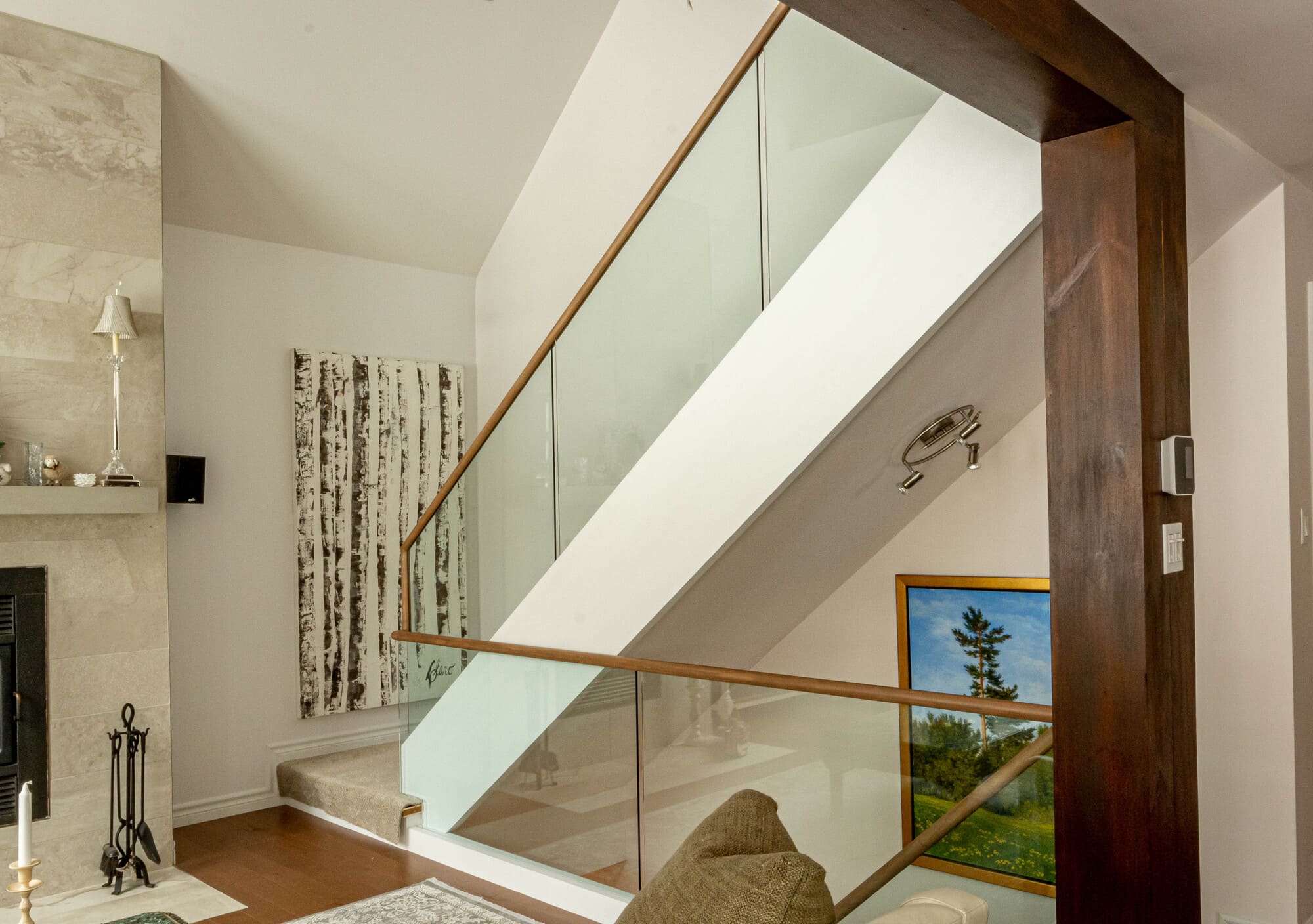 Garde-corps en verre et bois sur mesure pour escalier intérieur contemporain