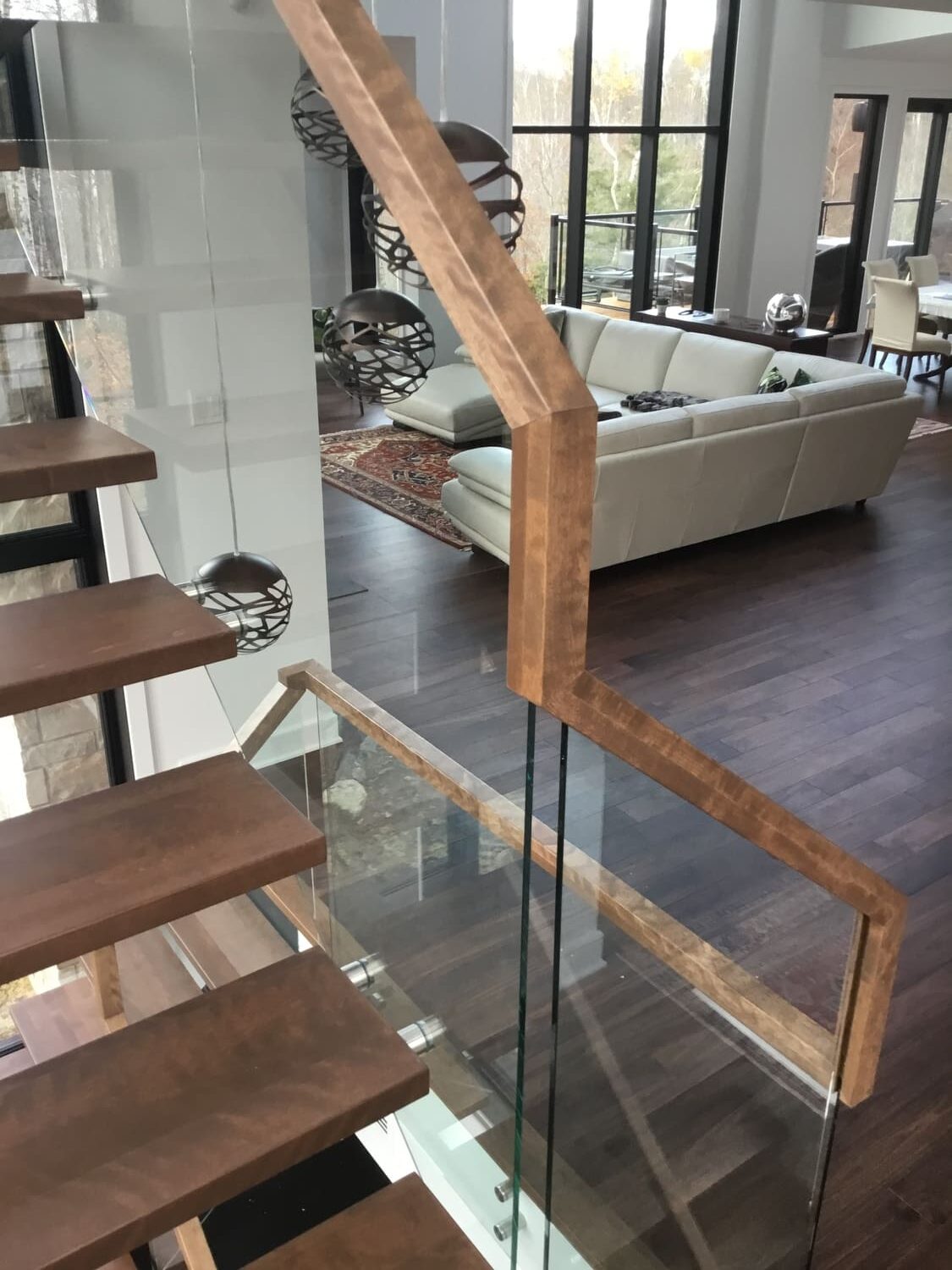 Garde-corps en verre et bois sur mesure pour escalier intérieur contemporain